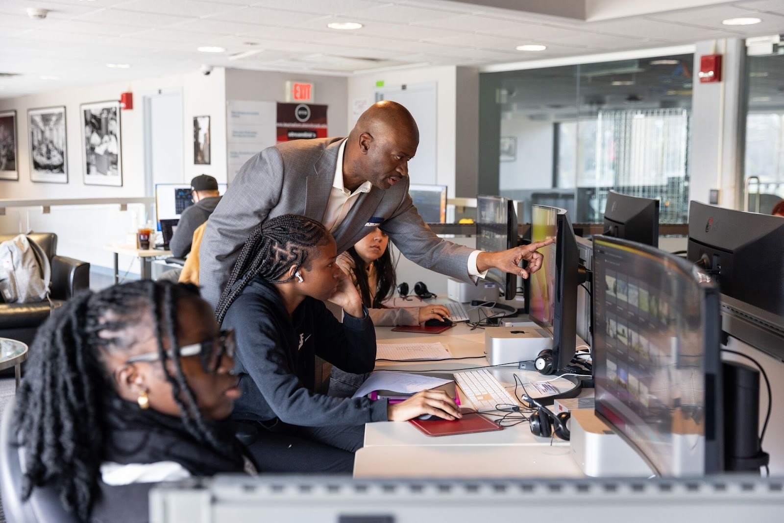 Zachary Dowdy, assistant professor of practice in the School of Journalism and Journalism at Stony Brook, works with undergraduate students to develop their multimedia projects. (Photo credit: John Griffin)